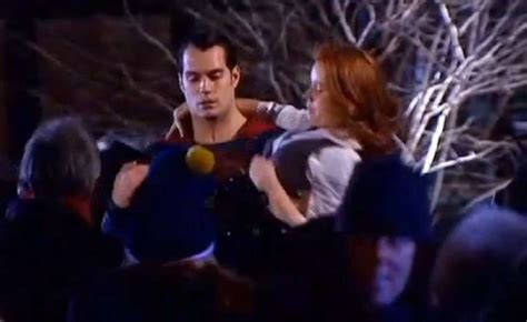 Superman Carries Lois Lane In New Batman V. Superman Footage