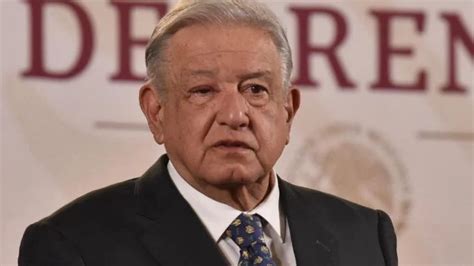 AMLO llega a la mañanera con el ojo derecho hinchado