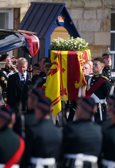 Il Corteo Funebre Di Elisabetta Ii Il Significato Dei Fiori Sulla Bara