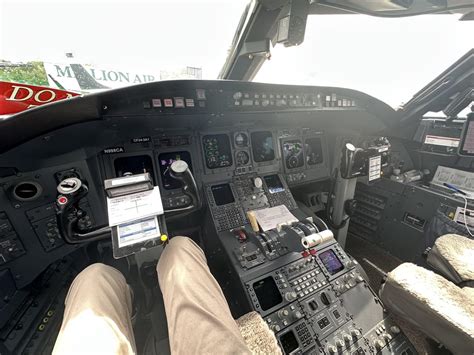 Bombardier CRJ-200 Cockpit at an exhibition : r/aviation