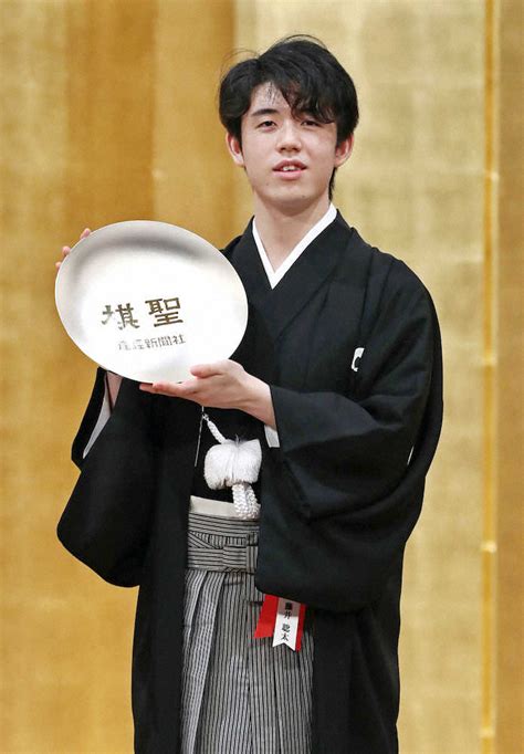 「第91期ヒューリック杯棋聖戦 藤井聡太棋聖就位式」で、賞杯を手にする藤井聡太棋聖（代表撮影） ― スポニチ Sponichi Annex 芸能