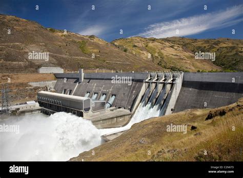 Déversoirs Du Barrage Banque De Photographies Et Dimages à Haute