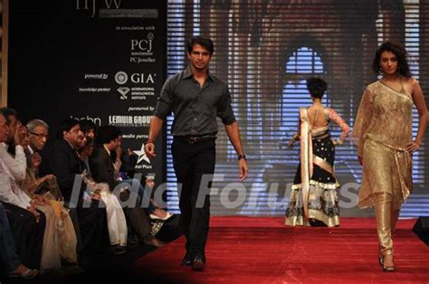 Ankur Nayyar and Additi Gupta on ramp at the Beti show by Vikram ...