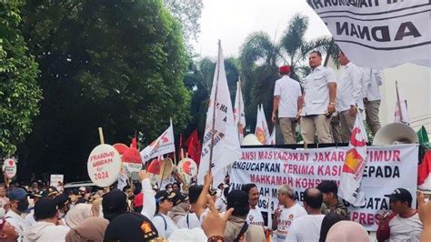 Simpatisan Padati Kawasan Taman Suropati Jelang Prabowo Gibran Daftar