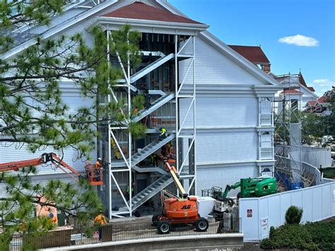 Red Shingles Restored As Refurbishment Of Sago Cay Building Continues