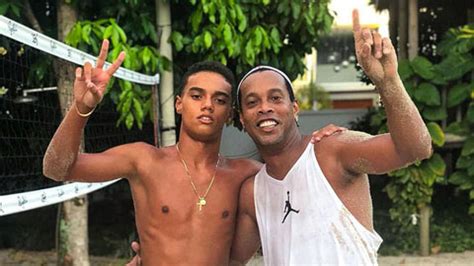 Con Trai Ronaldinho Chu N B Gia Nh P Barca Bongdaplus Vn