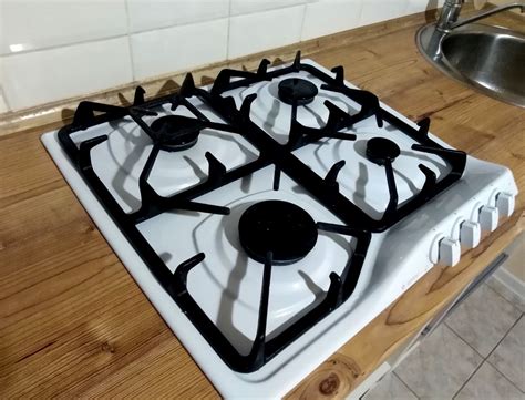 расположение газовой варочной панели на столешнице