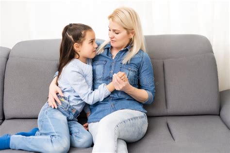 Mam Con Su Hija Preadolescente Abrazando Sentimientos Positivos Buenas