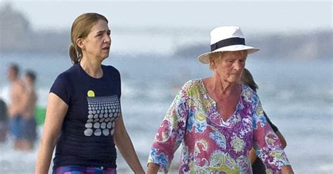 La infanta Cristina disfruta de la playa junto a la madre de Iñaki