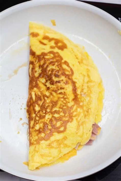 Ham & Cheese Omelet: Delicious & Hearty Breakfast Recipe