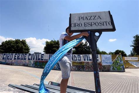 Omicidio Ciro Esposito La Curva Sud Della Roma Con De Santis Un