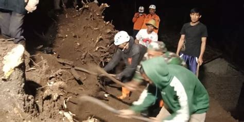 Hujan Deras Sebabkan Banjir Dan Longsor Di Garut Jalan Tertimbun Tanah