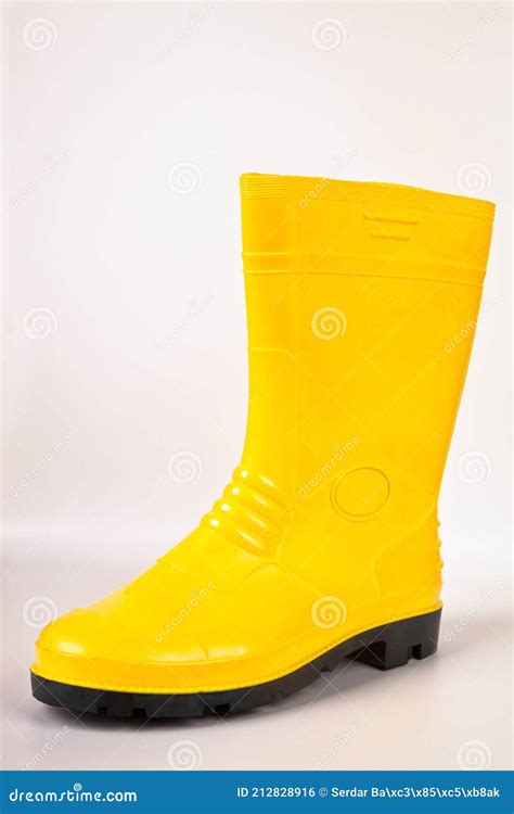 Botas De Goma Amarillo Impermeable Aislado Sobre Fondo Blanco Foto De