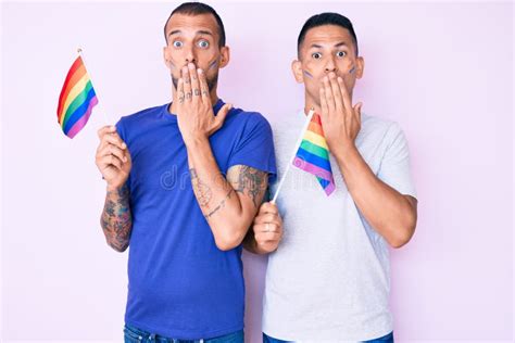 Jovem Casal Gay Duas Bandeiras Do Arco Ris Lgbtq Juntas Cobrindo A