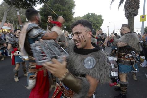 Miles De Mascaritas Toman Las Calles De Arrecife En El Coso Del Carnaval