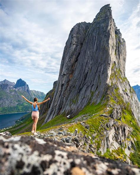 Hermosa Chica Se Encuentra En Las Rocas Con Las Manos En Alto