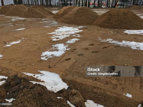 Tumpukan Pasir Di Lokasi Konstruksi Foto Stok Unduh Gambar Sekarang