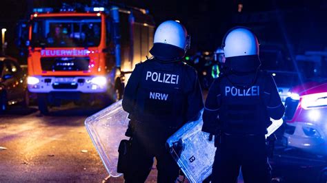 Eins Tze Verletzte Polizistinnen Und Polizisten In Silvesternacht