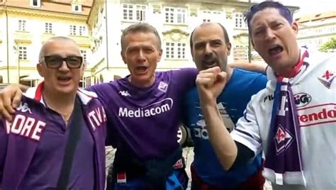 Forza Viola Al La Carica Dei Tifosi Prima Della Finale Contro Il