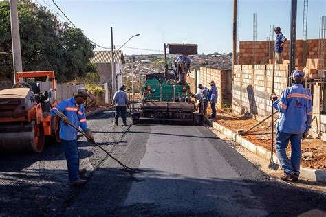 Prefeitura De Arax Revitaliza Ruas Nos Bairros Santa M Nica E Domingos