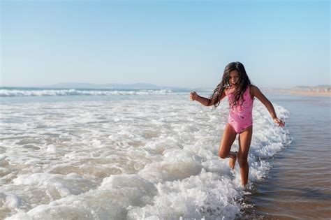 Garoto Se Divertindo Na Praia Foto Gr Tis