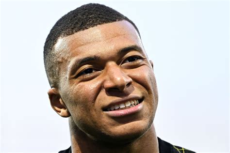 Kylian Mbappé zmuszony do zmiany agenta Jego matka nie ma uprawnień