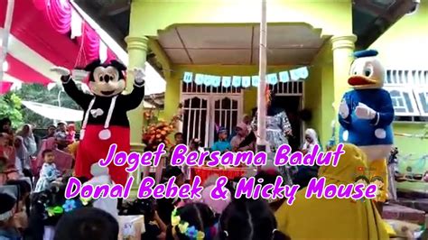 Menari Dan Menyanyi Bersama Badut Donald Bebek Dan Micky Mouse Senang