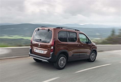 road ian lynas drives   peugeot rifter motorsportie