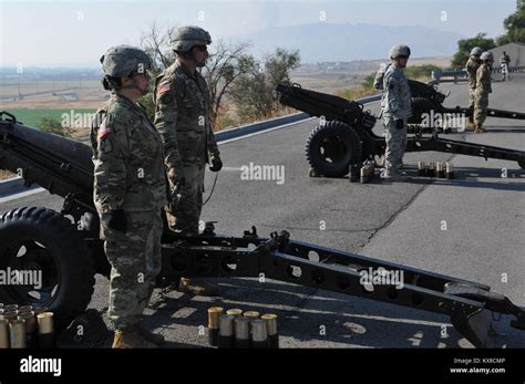 US Army National Guard with howitzer field gun Stock Photo - Alamy