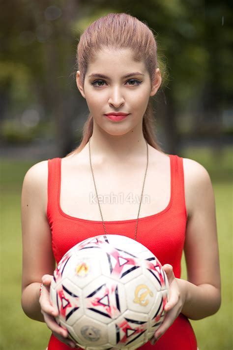 Mùa Euro nghe hot girl Andrea tám về bóng đá