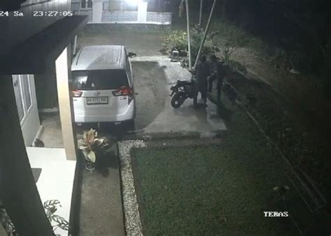 Aksi Pencurian Di Padang Dua Pelaku Menggondol Motor Terekam Cctv