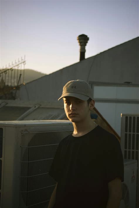 Man In Black Crew Neck Shirt Wearing White Baseball Cap Photo Free