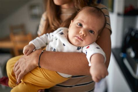 Un Bambino In Posa Per Una Foto Tra Le Braccia Delle Madri A Casa Casa