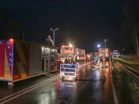 Horror Unfall Auf Der Bundesstra E Fordert Mehrere Todesopfer