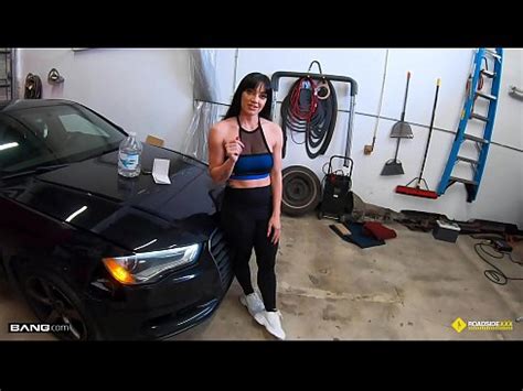 Roadside Fit Girl obtiene su coño golpeado por el mecánico del coche XVIDEOS