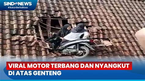 Tak Lazim Abg Dan Motornya Nyangkut Di Atap Rumah Warga Sindo