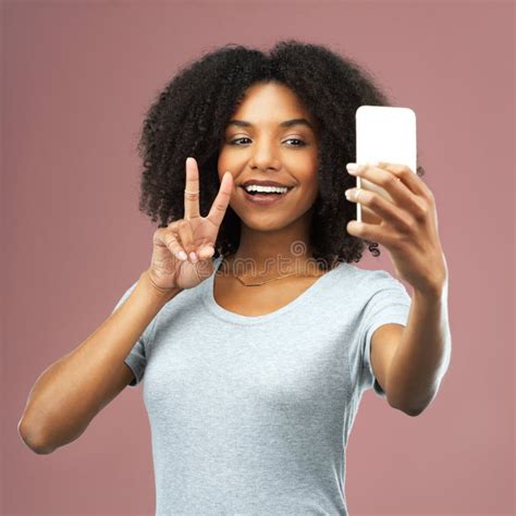 Nada Inspira Una Sonrisa Como Un Selfie Estudio De Una Atractiva Joven