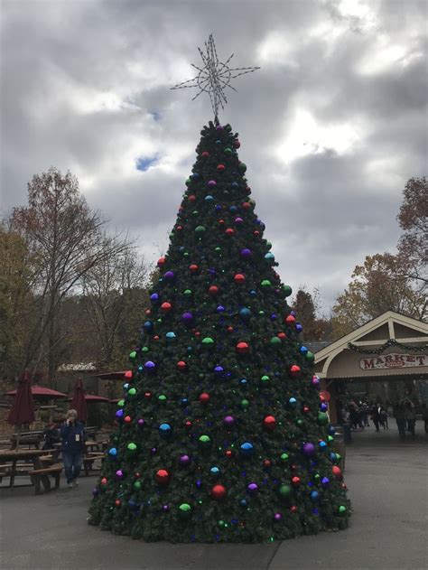 Christmas tree at Dollywood. | Christmas, Holiday decor, Christmas tree