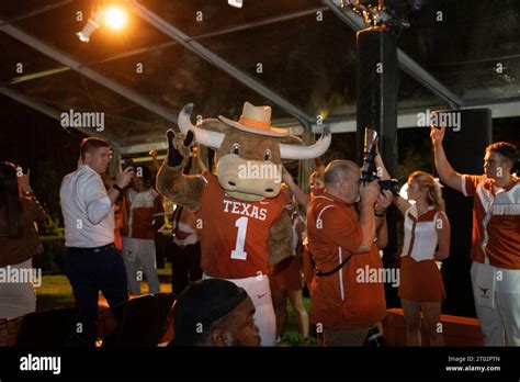 La mascota de Texas Hook Em durante una fiesta del portón trasero