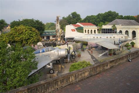 L exposition Des Avions Au Musée De L armée Vietnamienne Hanoï Image