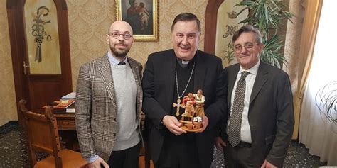 Catanzaro Consegnata Allarcivescovo Maniago La Statuina Del Presepe