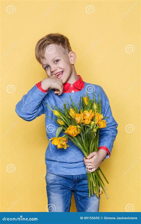 Criança Bonita Pequena Um Ramalhete Das Tulipas O Filho Dá Flores