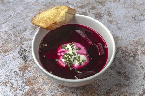 Sopa tradicional de borscht rojo nacional ucraniano y ruso en un tazón