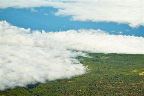 Una Vista De Las Nubes Desde Arriba Foto Premium