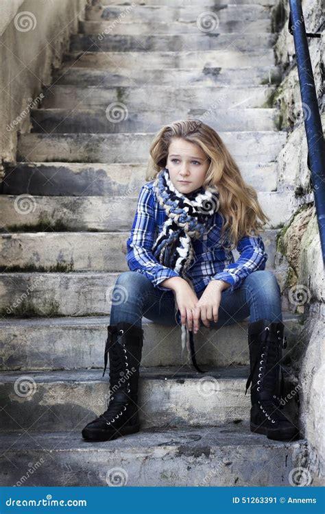 Fille Forte Seule S Asseyant Sur L Escalier Image Stock Image Du