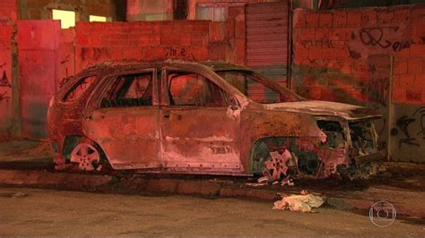 Corpo é encontrado carbonizado em carro no Caju Bom Dia Rio G1