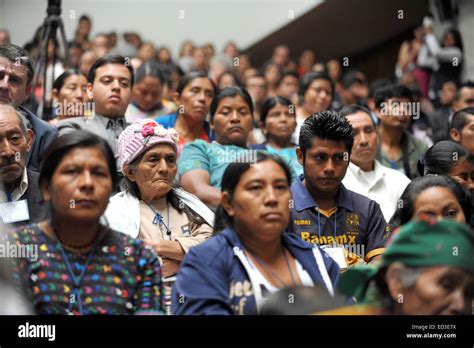 Indígenas mayas en la sala de audiencias para el ex dictador