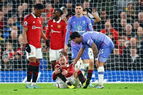 El Desafortunado Golpe De Marcos Senesi Que Sacó De La Cancha A Donny Van De Beek En El Triunfo