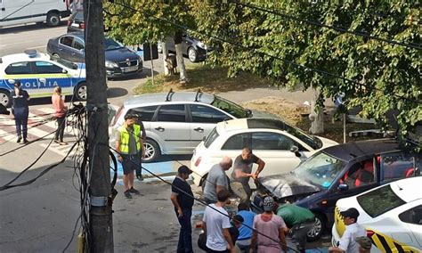 FOTO O maşină a luat foc în centrul Făgăraşului