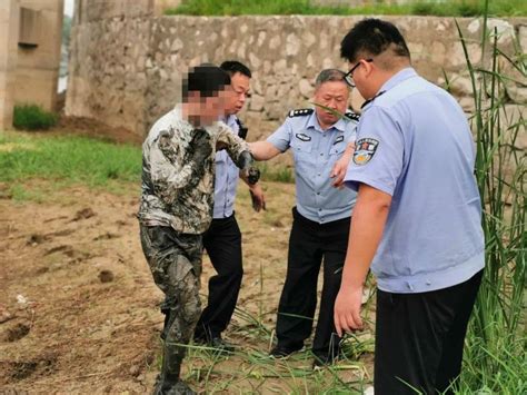 邢台123：一男子深陷淤泥，民警紧急救援化险为夷